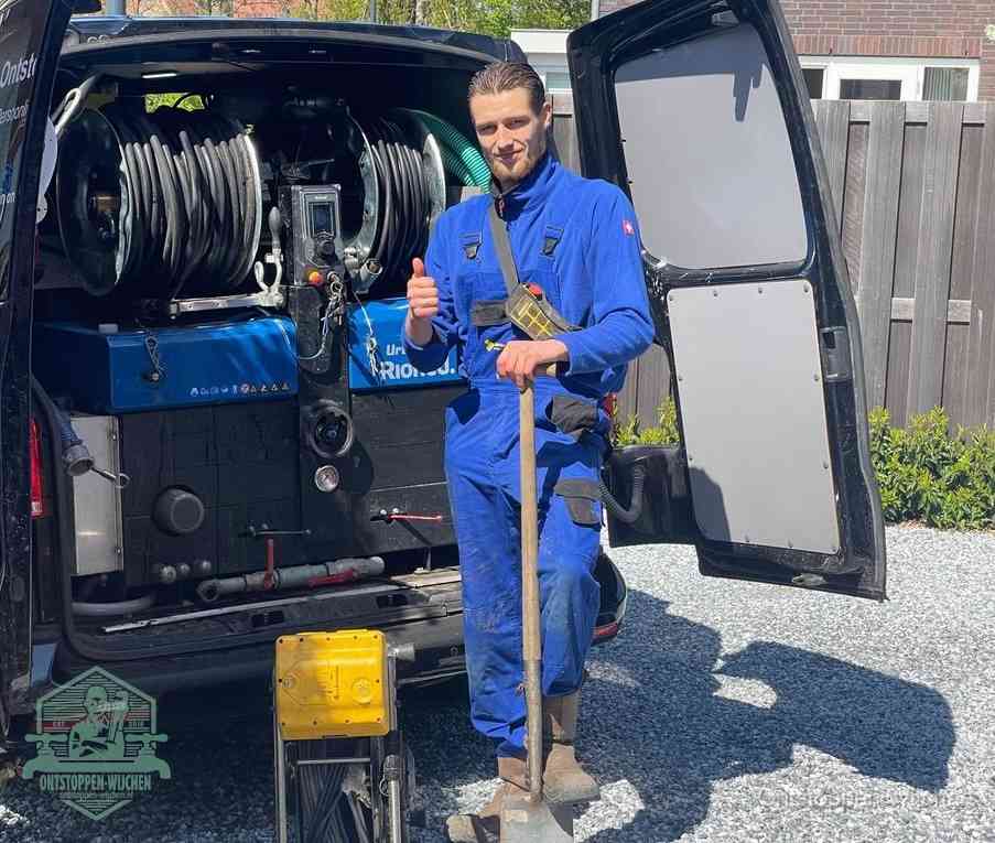 Een tevreden monteur met opgestoken duim naast de bestelbus, slim ingrijpen bespaart kosten bij een verstopte afvoer in Wijchen