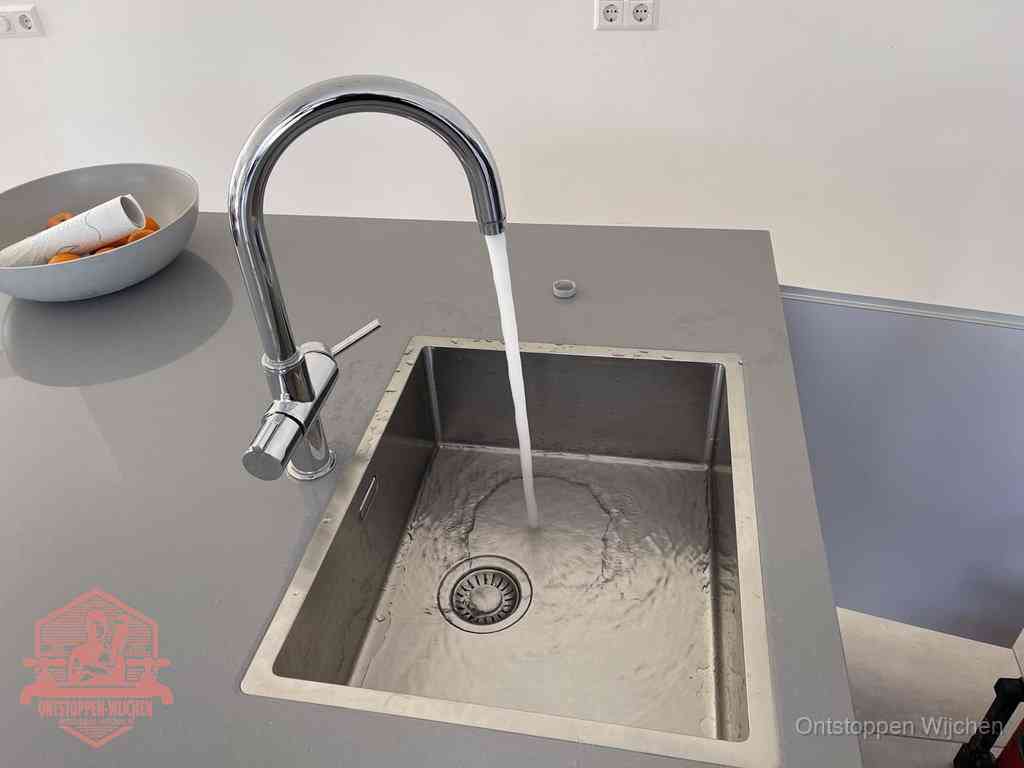 Een vrij doorstromende rvs spoelbak waar het water moeiteloos wegloopt, het resultaat van slim onderhoud dat geld bespaart in Wijchen