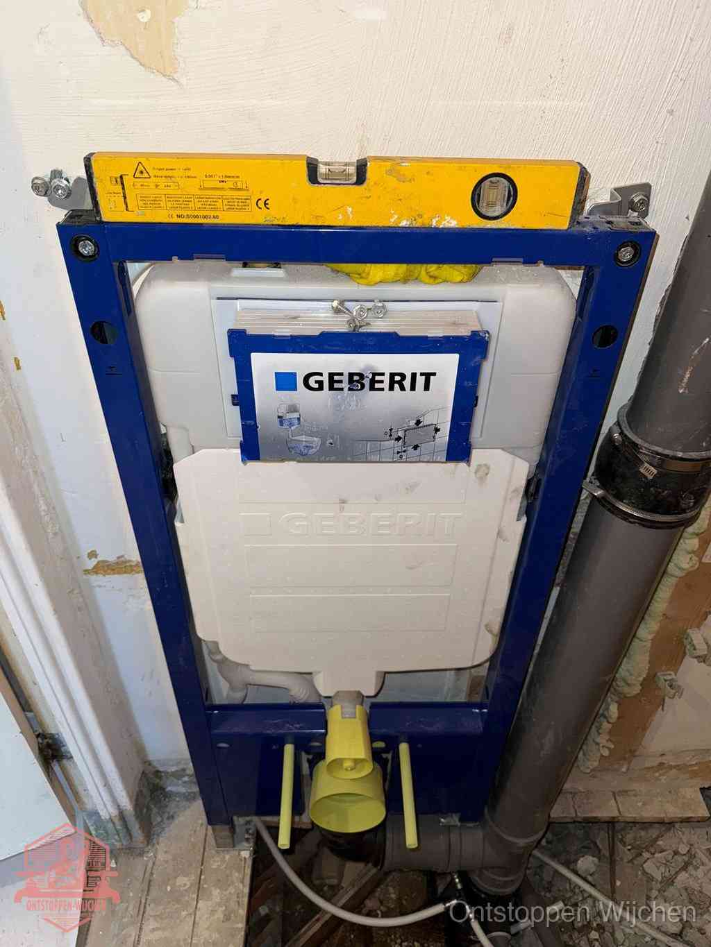 Een Geberit inbouwreservoir met frame voor een hangtoilet tegen de wand, met de afvoerbocht naar de vloer, kenmerkend voor een verstopt hangtoilet in Wijchen