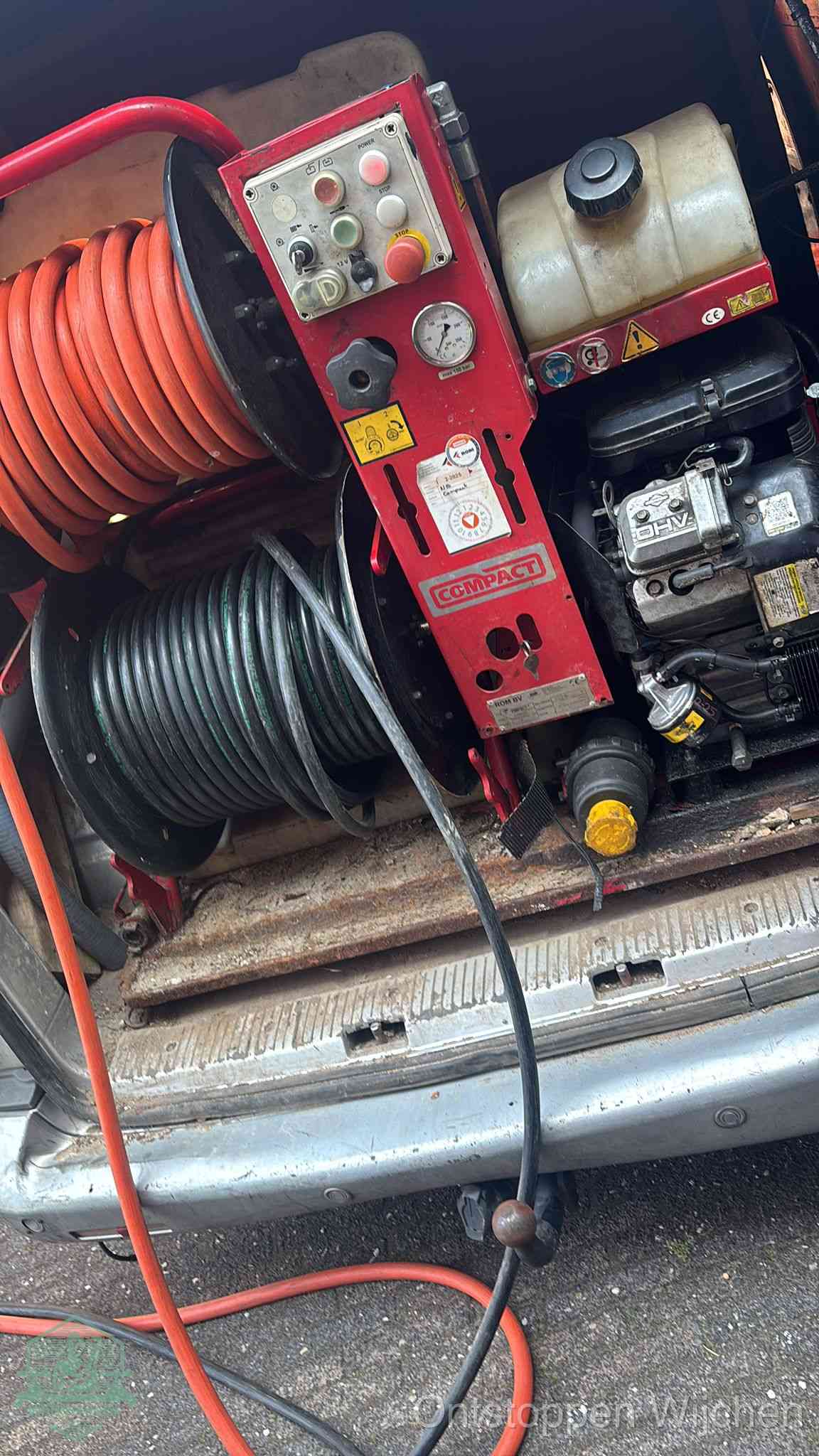 Een rood hogedruk-rioolreinigingstoestel in de laadbak van de bedrijfsbus, apparatuur voor een hardnekkige afvoerverstopping in Wijchen