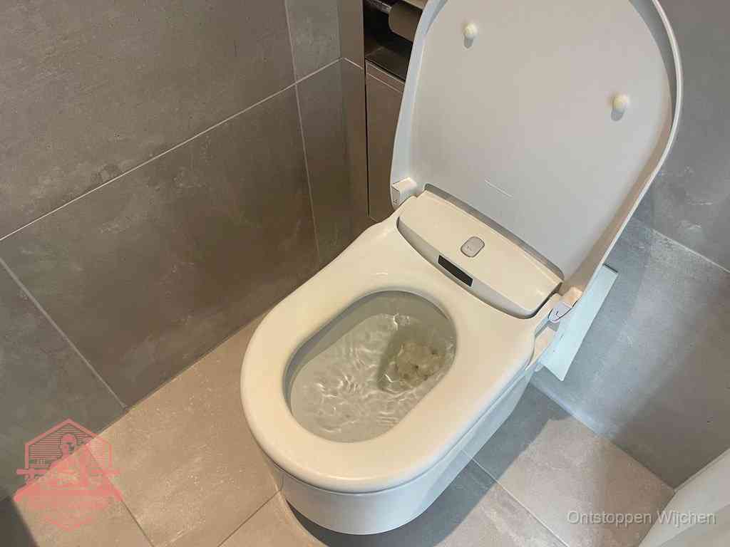 Een toiletpot vol troebel water met drijvend papier en restanten, de meest voorkomende oorzaak van een verstopte wc in Wijchen
