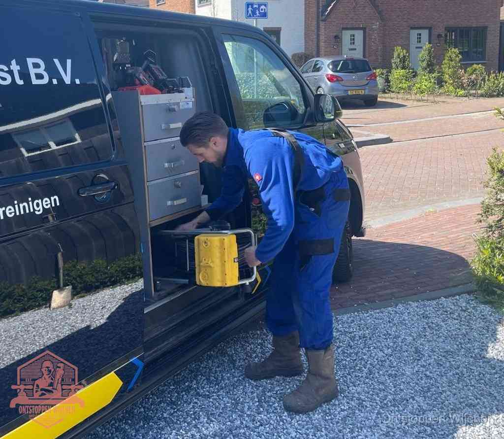 Een monteur pakt apparatuur uit de bedrijfsbus voor service aan huis, het moment om een professional in te schakelen in Wijchen