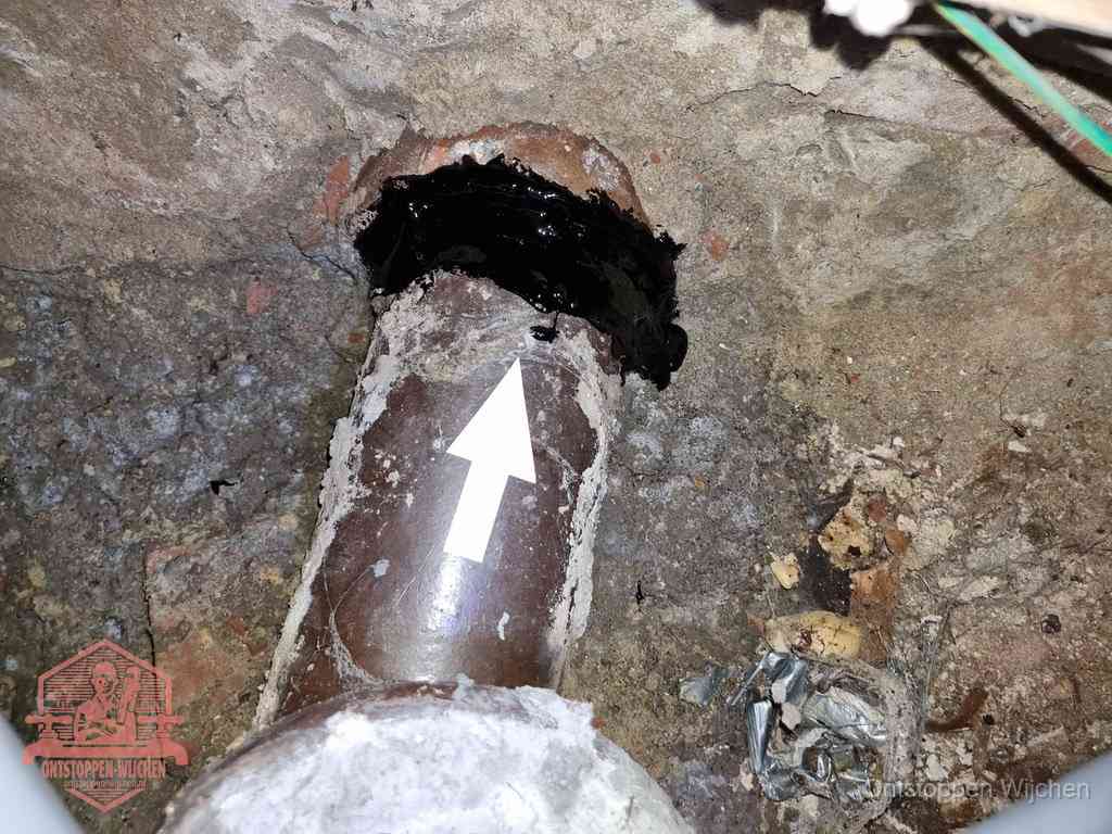 Een oude gres rioolbuis met een beschadigde koppeling onder de vloer, oorzaak van terugkerende structurele wc-problemen in Wijchen