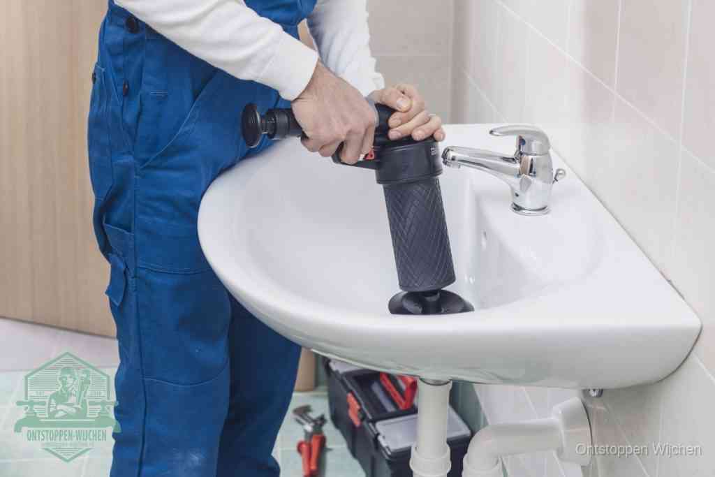 Een te ruwe doe-het-zelf poging met een hand-pomp op de afvoer van een badkamer-wastafel, een van de veelgemaakte fouten bij afvoer ontstoppen in Wijchen