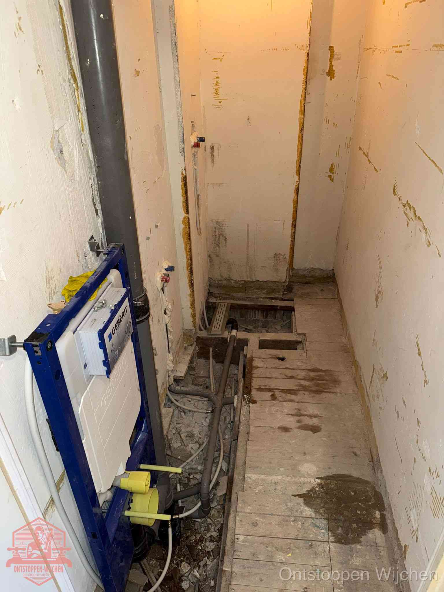 Een opgebroken toiletruimte tijdens renovatie met een Geberit inbouwreservoir en blootliggende oude afvoerleidingen, typisch voor oudere woningen in Wijchen